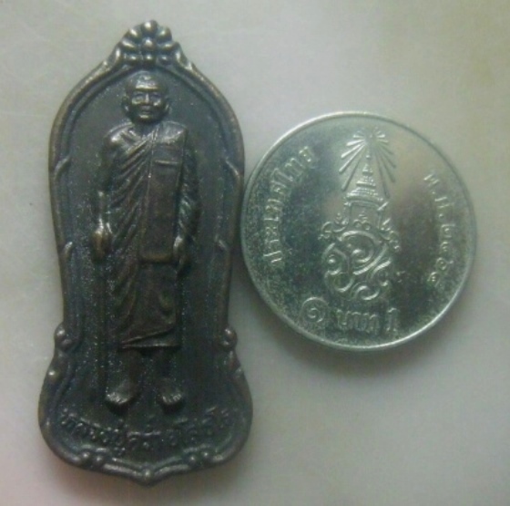 **เบา​ๆ​**เหรียญยืนหลวงปู่คร่ำ วัดวังหว้า อ.แกลง จ.ระยองสร้าง รุ่นเสาร์ ๕ ปี ๒๕๓๗**หลังยันต์ สวยๆ