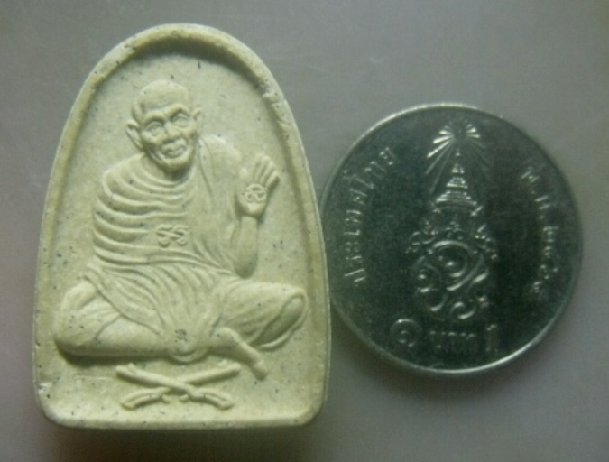 **เบาๆ**พระผงรูปเหมือน หลวงพ่อแช่ม วัดตาก้อง พิมพ์รูปเหมือนทับปืนไขว้ จ.นครปฐม**หลังยันต์ สวยๆ