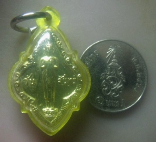 **เบาๆ**พระประจำวันจันทร์ หลวงปู่ทิมปลุกเสก แจกในงานผูกพัทธสีมาปี๒๕๑๗**พร้อมเลี่ยมเดิม ประสบการณ์ดี