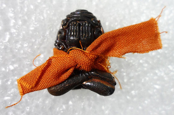 พระปิดตาอุตโมเจริญลาภ ๘๘๘ รุ่นแรก หลวงพ่อหลาย วัดนาจอมเทียน จ.ชลบุรี เนื้อมหาชนวนพันจีวร เลข ๓๗๗ พร้