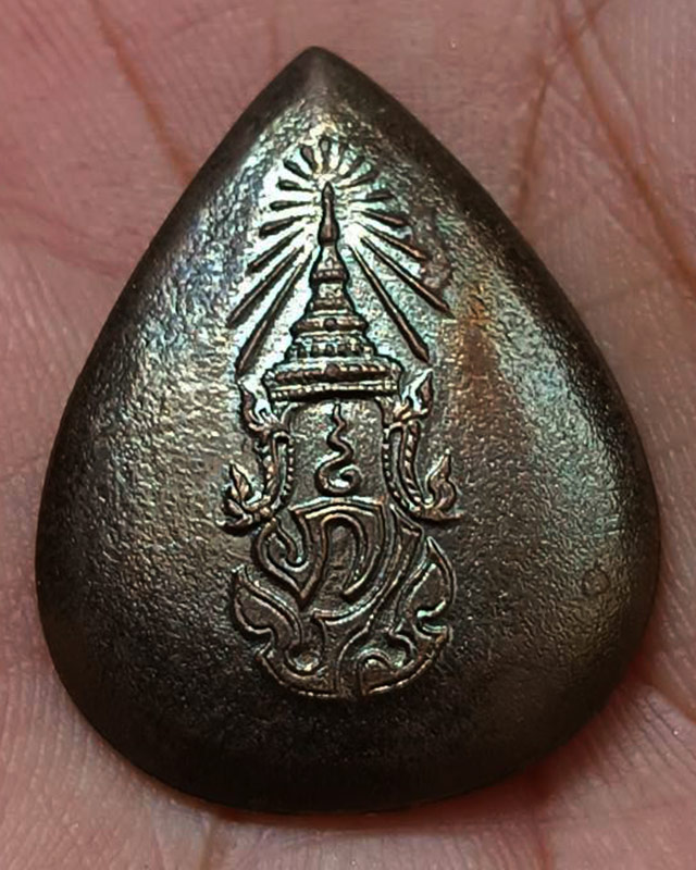 8.พระพุทธสิงหธรรมมงคล หลังภปร. เนื้อนวโลหะ พิธีใหญ่ วัดบวรฯ-วัดพระแก้ว พ.ศ. 2547 กล่องเดิม