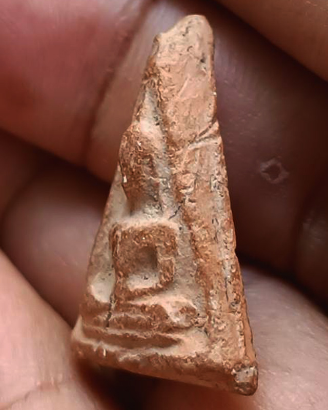 พระนางพญาเนื้อดิน พระบ้านเก่าเก็บหลายสิบปี ไม่ทราบเกจิท่านใดสร้าง ขนาดสูง 2.5 ซ.ม.