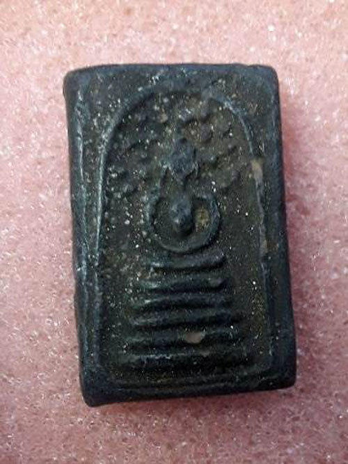 สมเด็จปรกโพธิ์หลังยันต์ เนื้อดิน ไม่ทราบที่ครับ