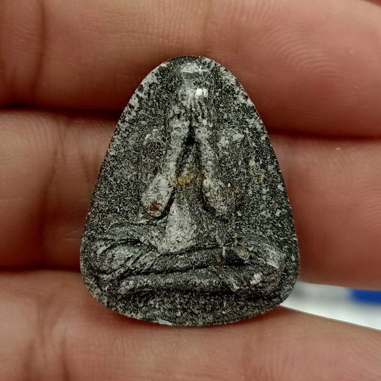 พระปิดตามหาปุญโญ หลวงพ่อพัฒน์ วัดห้วยด้วน จ.นครสวรรค์ ปี 2564 เนื้อเผงสีดำ หลังแบบฯ มีรอยเจิมแห้ง