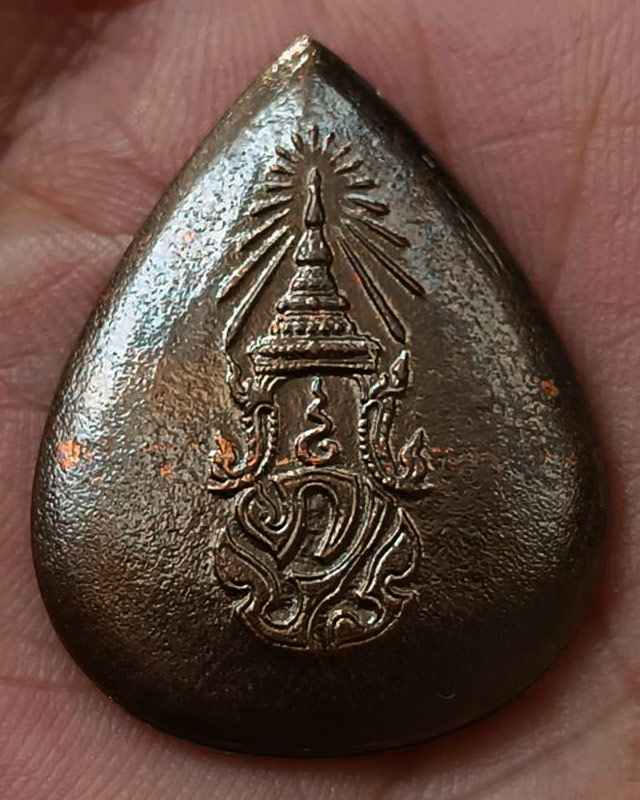 2.พระพุทธสิงหธรรมมงคล หลังภปร. เนื้อนวโลหะ พิธีใหญ่ วัดบวรฯ-วัดพระแก้ว พ.ศ. 2547 กล่องเดิม