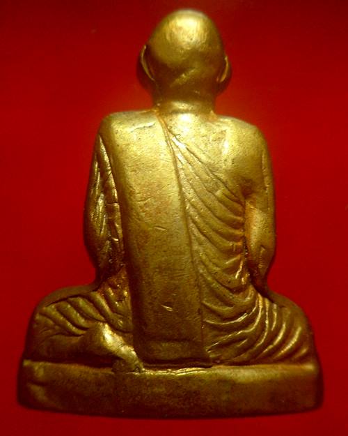 รูปเหมือนปั๊มรุ่นแรก หลวงพ่อแพ วัดพิกุลทอง จ.สิงห์บุรี เนื้อกะไหล่ทอง ปี 2508 (ล้างผิว)