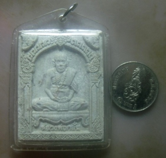 **เบาๆ**พระผงรูปเหมือนหลวงพ่อกลั่น พุทธาคมนอโม วัดเขาอ้อ จ.พัทลุง ปี ๒๕๔๘**โรยผงตะไบทองเลี่ยมสวย