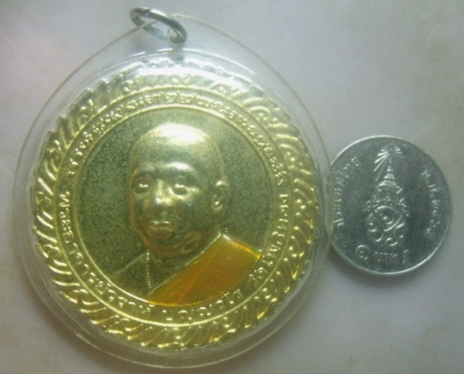 **เบาๆ**เหรียญพระอาจารย์วราห์ วัดโพธิ์ทอง รุ่นธรรมจักรทอง หลังหลวงปู่ทวด**กะไหล่ทองลงยา เลี่ยมสวย