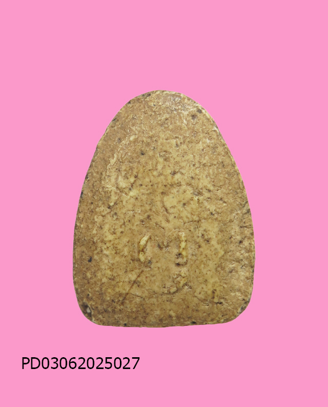 พระปิดตาเม็ดบัว หลังยันต์ เข้ม