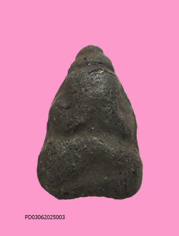 พระปิดตาเศียรแหลม เนื้อว่าน  ขนาดประมาณนิ้วโป้ง