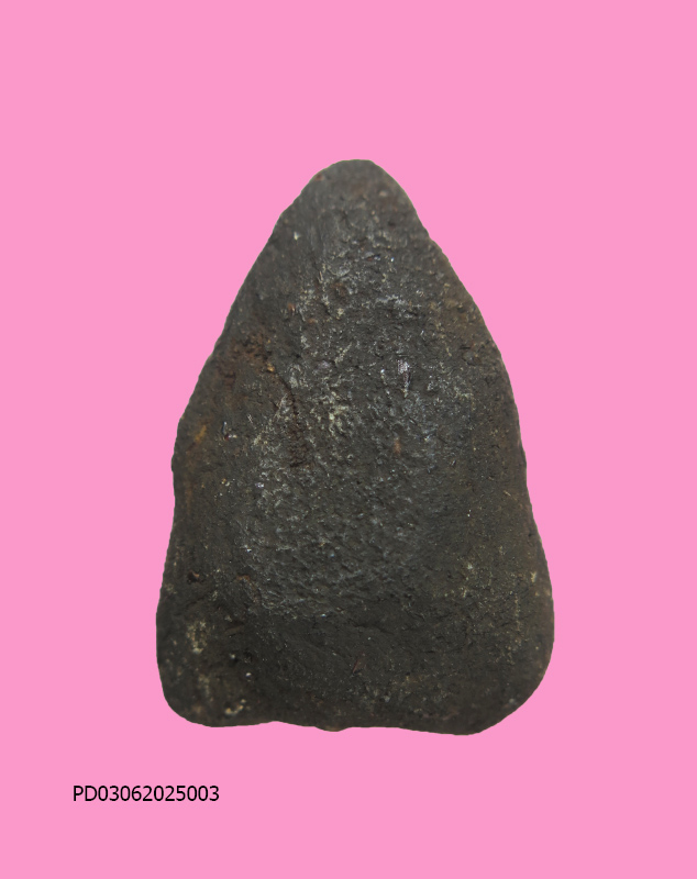 พระปิดตาเศียรแหลม เนื้อว่าน  ขนาดประมาณนิ้วโป้ง