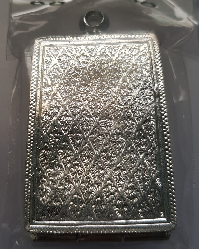 ตลับเงินปิดหลัง ใส่พระสมเด็จ ขนาด กว้าง 2.5 ซม. สูง 3.8 ซม.