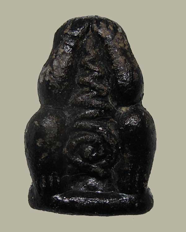 หายาก !!! พระปิดตานั่งยอง "พะพือ" หลวงปู่โทน วัดบูรพา จ.อุบลราชธานี  เนื้อผงจุ่มรัก