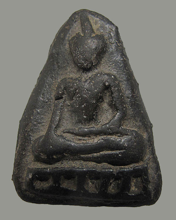 พระนางกลีบบัว ฐานตาตาราง กรุวัดบรมธาตุ จ.กำแพงเพชร พุทธศตวรรษที่ 19 เนื้อดำ