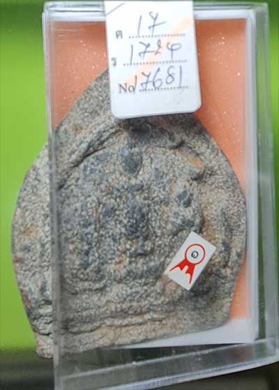 พระนารายณ์ทรงปืน ศิลปะลพบุรี มาพร้อมใบประกาศรางวัลที่ 1