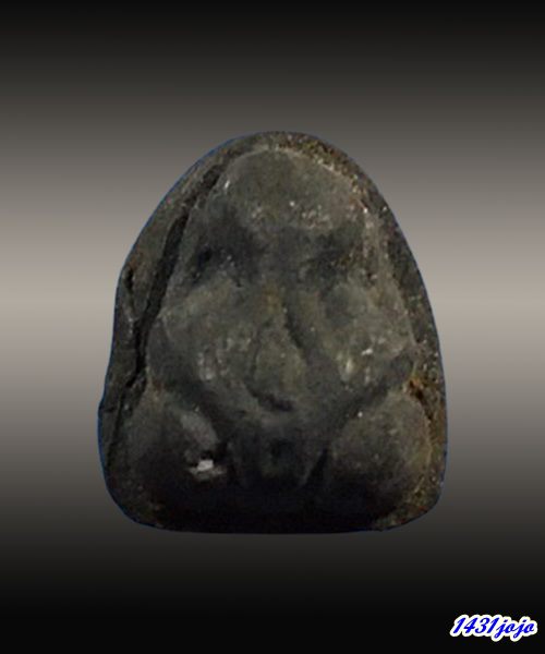 พระปิดตา มหาอุตม์ หลวงปู่เหมือน วัดกำแพง จ.ชลบุรี พิมพ์เล็กหลังยันต์อุ เนื้อผงดำ ปี2522 พร้อมบัตรรับ