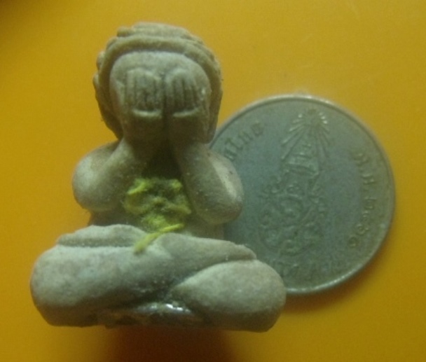 **เบา​ๆ​**พระปิดตามหาลาภ เนื้อผง หลังยันต์ ฝังจีวร ใต้ฐานฝังตะกรุดเงิน 2 ดอก ไม่ทราบที่**สวยๆ