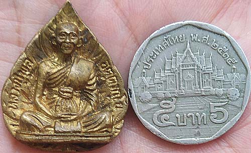 *เหรียญหล่อรูปเหมือนใบโพธิ์ ๘๕ปี หลวงพ่อพูล วัดไผ่ล้อม นครปฐม พศ.๒๕๔๐ เนื้อทองระฆัง*