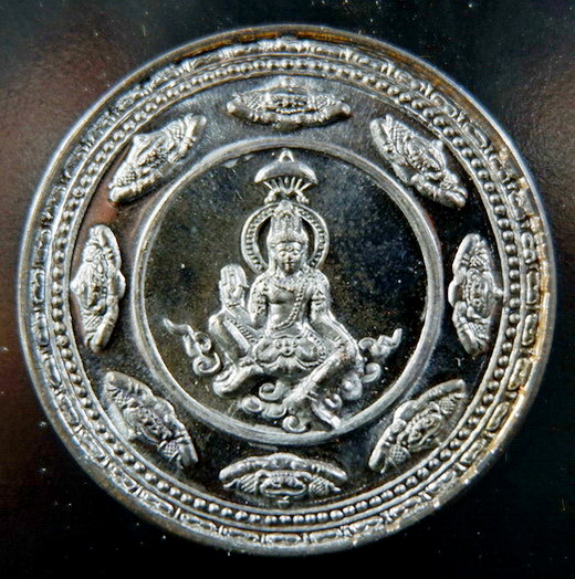 เหรียญพระโพธิสัตว์จตุคามรามเทพ รุ่นขุมทรัพย์สี่แผ่นดิน เนื้อนวะโลหะแก่เงิน ขนาด 3.2 ซม. สวยครับ