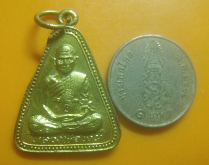 **เบา​ๆ​**เหรียญจอบใหญ่หลวงพ่อเงิน วัดบางคลาน หลัง หลวงพ่อพิธ วัดฆะมัง**กะไหล่ทอง ตอกโค้ต สวยๆ