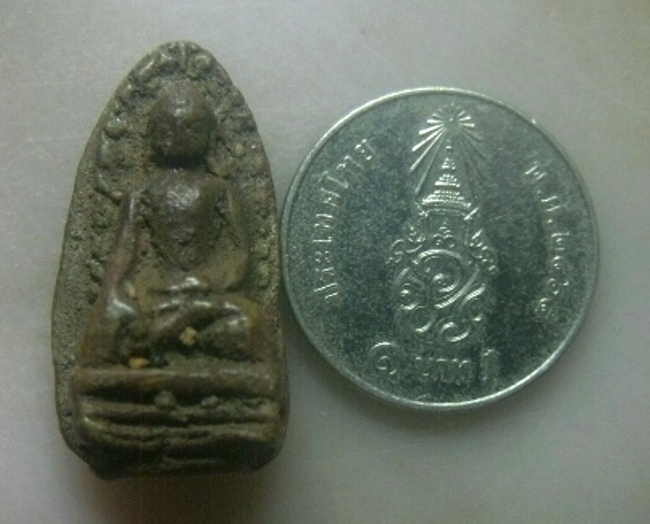 **เบาๆ**พระรอดพิมพ์ใหญ่ เนื้อดิน มีคราบกรุ**หลังลายมือ สวยๆ เชิญชมครับ