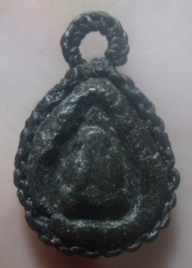 **เบาๆ**พระปิดตามหาลาภ เนื้อผงคลุกรัก เก่าๆ เนื้อหยุบหยับ ไม่ทราบที่**เนื้อจัด ถักเชือกสวยพร้อมใช้