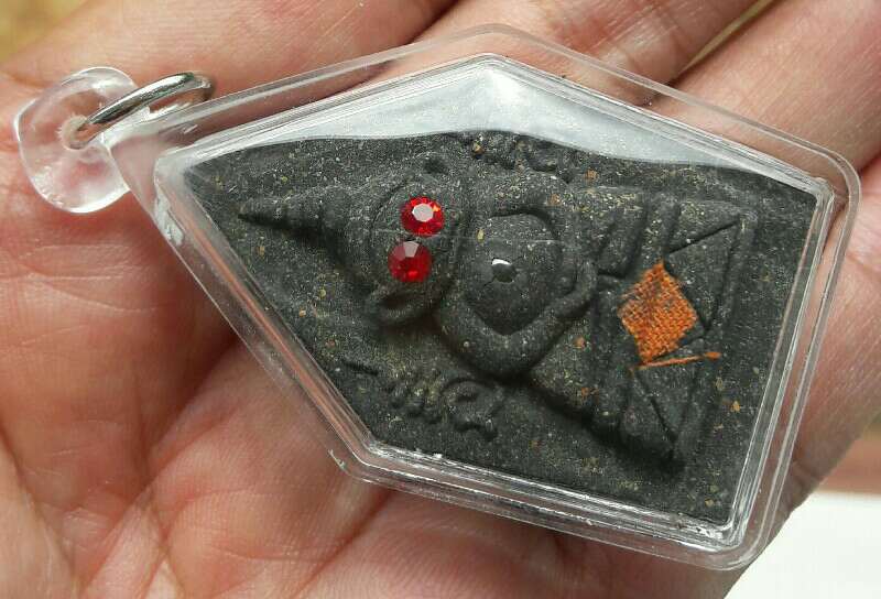 พระขุนแผนหลังงั่ง รุ่นเสาร์ 5 มหาเศรษฐี หลวงพ่อเมียน วัดบ้านจะเนียง จ.บุรีรัมย์ ปี 2557 เคาะเดียว