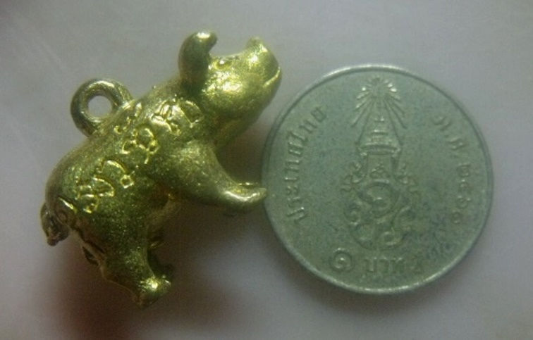 **เบาๆ**พญาหมูมหาลาภโภคทรัพย์ มีอักขระยันต์รอบตัว ไม่ทราบที่เก่าๆ**กะไหล่ทอง สวยๆ เชิญชมครับ