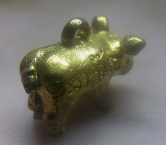 **เบาๆ**พญาหมูมหาลาภโภคทรัพย์ มีอักขระยันต์รอบตัว ไม่ทราบที่เก่าๆ**กะไหล่ทอง สวยๆ เชิญชมครับ