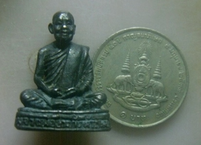 **เบาๆ**รูปหล่อหลวงพ่อฮวด วัดหัวถนนใต้ วัดเขาน้อยจัดสร้าง จ.นครสวรรค์**สวยๆ