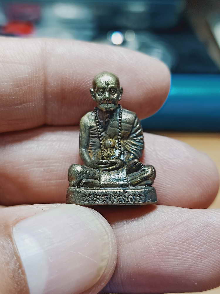 4-92 รูปหล่อมหามงคล หลวงปู่ผา โกสโล วัดเดือยไก่ จ.อุบลราชธานี 2549 กล่องเดิม