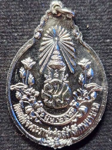 วัดดอยแม่ปั๋ง จ.เชียงใหม่ เหรียญหลวงปู่แหวน รุ่นโดยเสด็จพระราชกุศลสร้างตึกพยาบาล ภปร. เล็ก ปี 2521