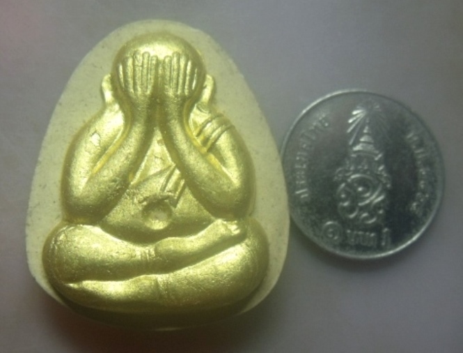 **เบาๆ**พระปิดตาเนื้อผงปิดทอง รุ่นบุญคูณรวยมา หลวงพ่อคูณ วัดบ้านไร่ จ.นครราชสีมา ปี ๒๕๓๗**สวยๆ