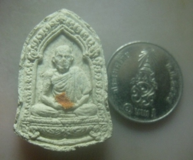 **เบา​ๆ​**พระผงรูปเหมือน หลวงพ่อเกษม เขมโก ที่ระลึกวันครบ ๖ รอบ ปี ๒๕๒๖**ฝังจีวร สวยๆ