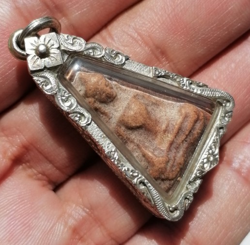 พระผงสุพรรณ​หลวงปู่ดี​ วัดพระรูป​ จ.สุพรรณบุรี​ ปี​ 2511 เลี่ยมเงินแท้​ หนาๆ​ เคาะเดียว