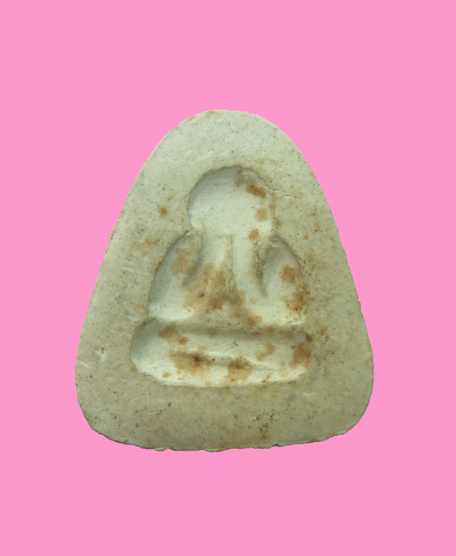 พระปิดตาเนื้อผงพุทธคุณ หลังแบบ