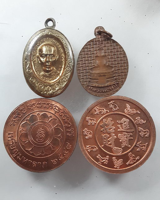 " เหรียญ หลวงพ่อพุ่ม วัดยายร่ม สวยๆ 4 เหรียญเคาะเดียวครับ "