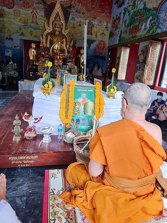 เหรียญนั่งพานเจริญพร หลวงพ่อทอง ครบ ๖ รอบ เนื้อเงินบริสุทธิ์ หมายเลข ๙๘ พร้อมกล่อง