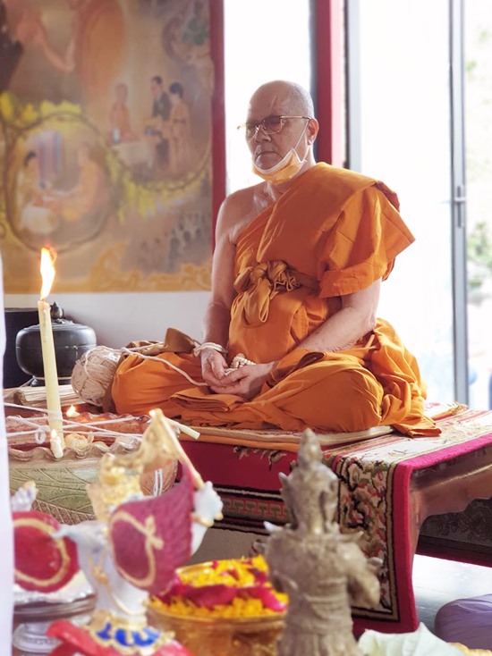 เหรียญนั่งพานเจริญพร หลวงพ่อทอง ครบ ๖ รอบ เนื้อเงินบริสุทธิ์ หมายเลข ๙๘ พร้อมกล่อง