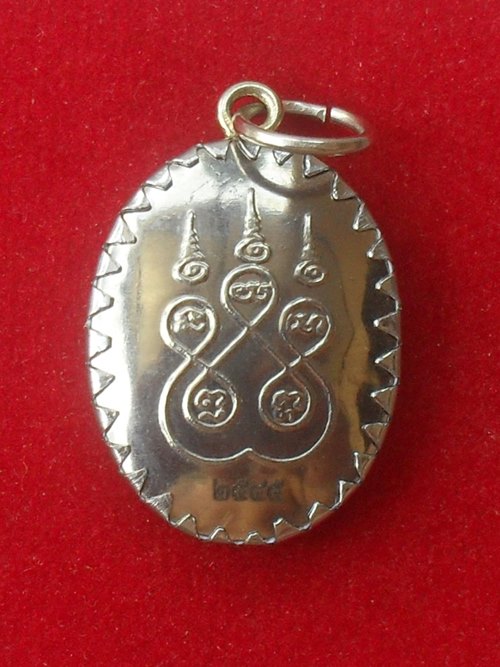 ล็อกเก็ตจิ๋วรุ่นแรก หลวงพ่อทอง สุทฺธสีโล รุ่นเจริญพรสังฆาฏิ ฉากสีฟ้า เลี่ยมสแตนเลส หมายเลข ๒๕๔๕ พร้อ