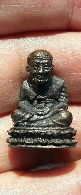 หลวงปู่ทวด  จำที่ไม่ได้​ มีตัวหนังสือแต่อ่านไม่ออกครับ​ เคาะเดียว  