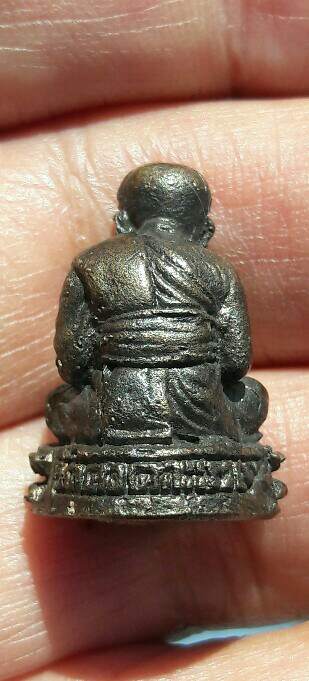 หลวงปู่ทวด  จำที่ไม่ได้​ มีตัวหนังสือแต่อ่านไม่ออกครับ​ เคาะเดียว  