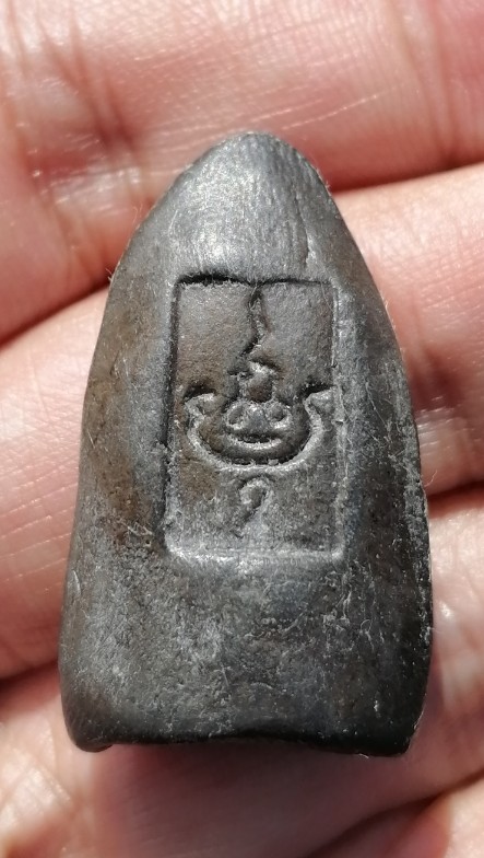 พระร่วงยืน(ปางเปิดโลก) หลวงพ่อกวย วัดโฆสิตาราม จ.ชัยนาท เนื้อผงใบลานหลังยันต์เล็ก ยุคต้น เคาะเดียว