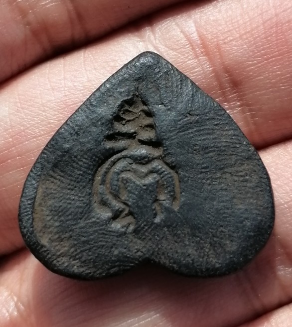 พระผงกรรมฐานหัวใจพระพุทธ เนื้อดิน หลวงปู่ดู่ วัดสะแก จ.อยุธยา เคาะเดียว   