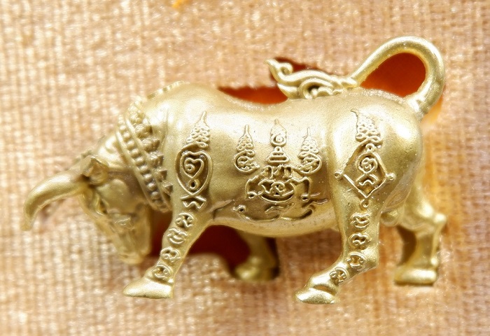 วัวธนูทองรุ่นแรก (รุ่น พระโคศุภราช มหาโภคทรัพย์) หลวงพ่อทอง วัดบ้านไร่ อ.ด่านขุนทด 