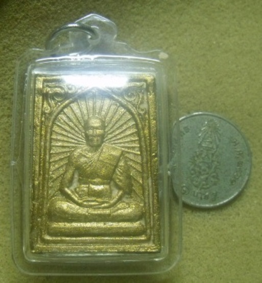 **เบาๆ**พระผงรูปเหมือนทาทอง เนื้อผงพรายกุมาร หลวงพ่อสาคร วัดหนองกรับ จ.ระยอง ปี ๒๕๔๘**เลี่ยมสวยพร้อม