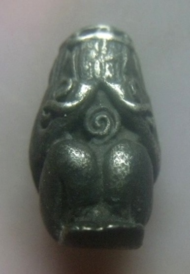 **เบา​ๆ**พระปิดตามหาอตม์ พิมพ์นั่งชันเข่า หลังยันต์ เนื้อสำริดแก่เงิน เก่าๆ ไม่ทราบที่**เนื้อจัดสวยๆ