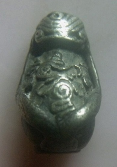 **เบา​ๆ**พระปิดตามหาอตม์ พิมพ์นั่งชันเข่า หลังยันต์ เนื้อสำริดแก่เงิน เก่าๆ ไม่ทราบที่**เนื้อจัดสวยๆ