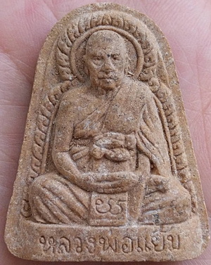 รูปเหมือน เนื้อผงผสมว่าน ฝังพลอยเสก หลวงปู่แย้ม วัดสามง่าม นครปฐม