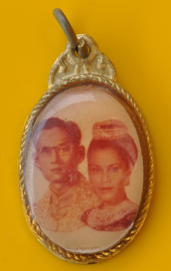 ล๊อกเกตในหลวง-พระราชินี หลังยันต์